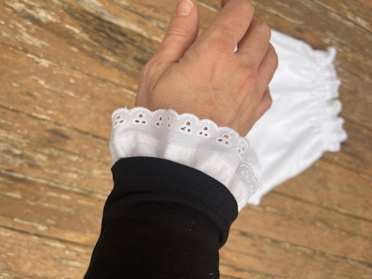 Manchettes amovibles et réversibles broderie blanche