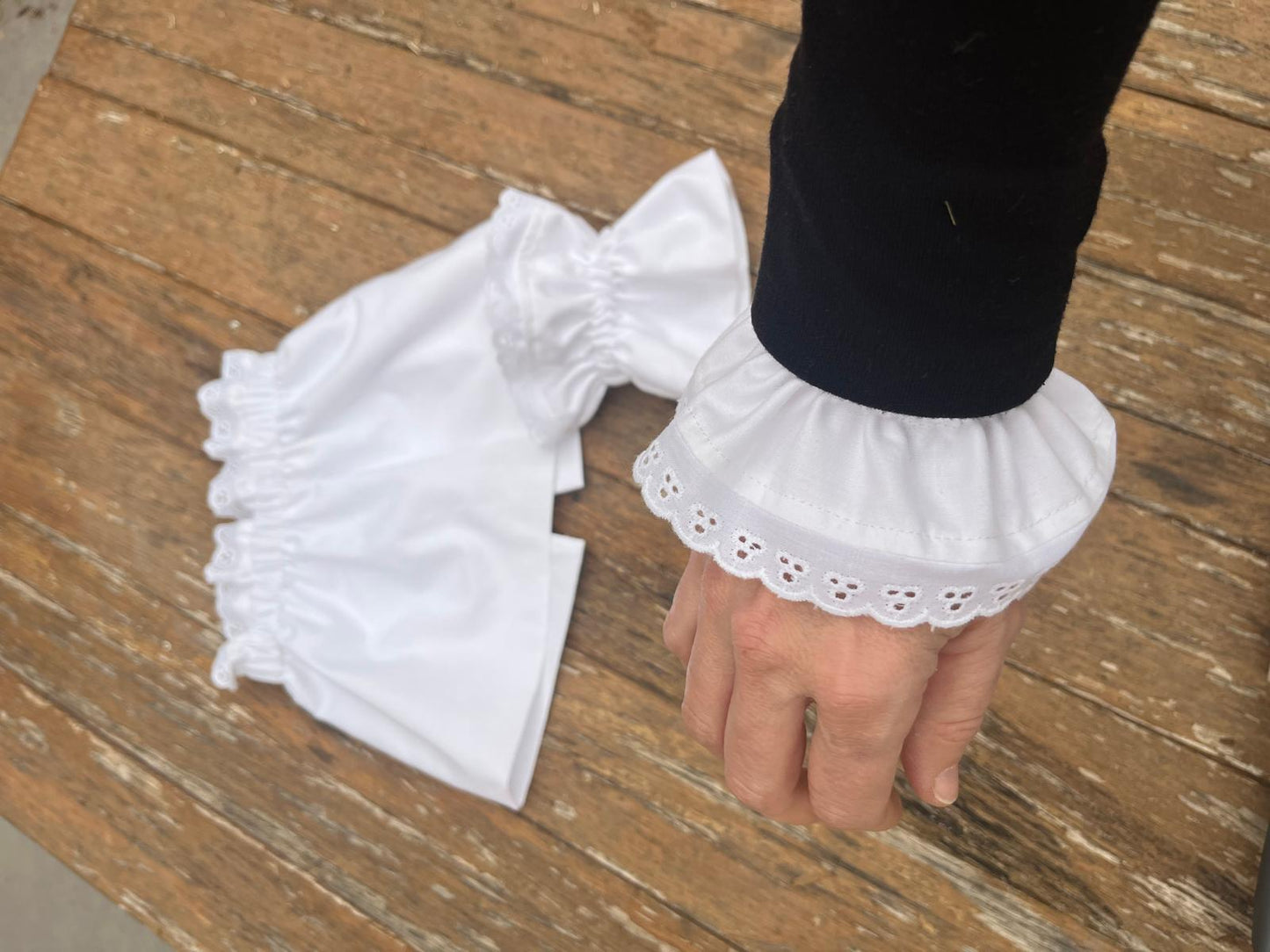 Manchettes amovibles et réversibles broderie blanche