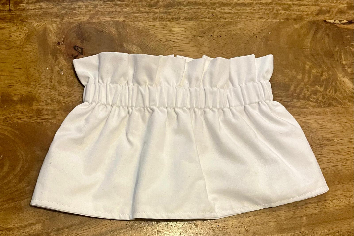 Col amovible blanc détail bouton doré dans le dos